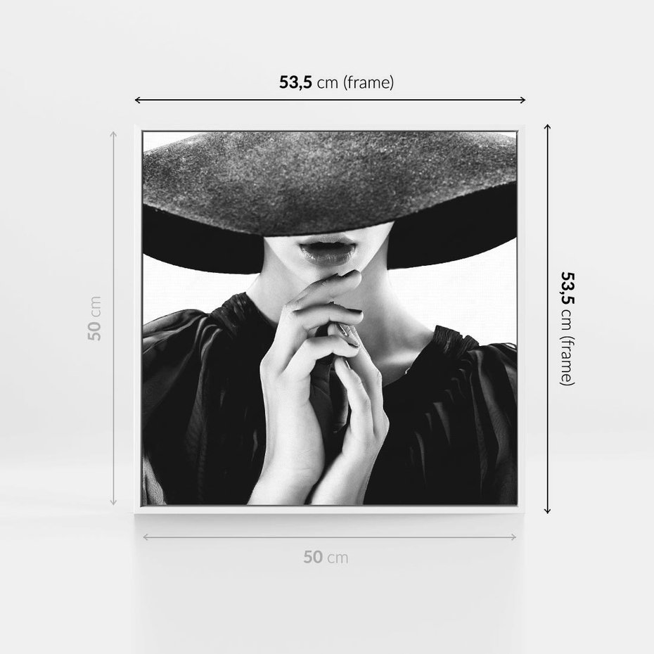 Obraz w ramie 50x50 - Czarna Elegancja - fotografia czarno biała, zbliżenie portret kobiety w czerni - rama biała