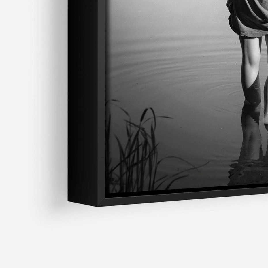 Obraz w ramie 70x100 - Kapiel w Mieście - czarno białe zdjęcie, kobieta wchodzi do wody - rama czarna