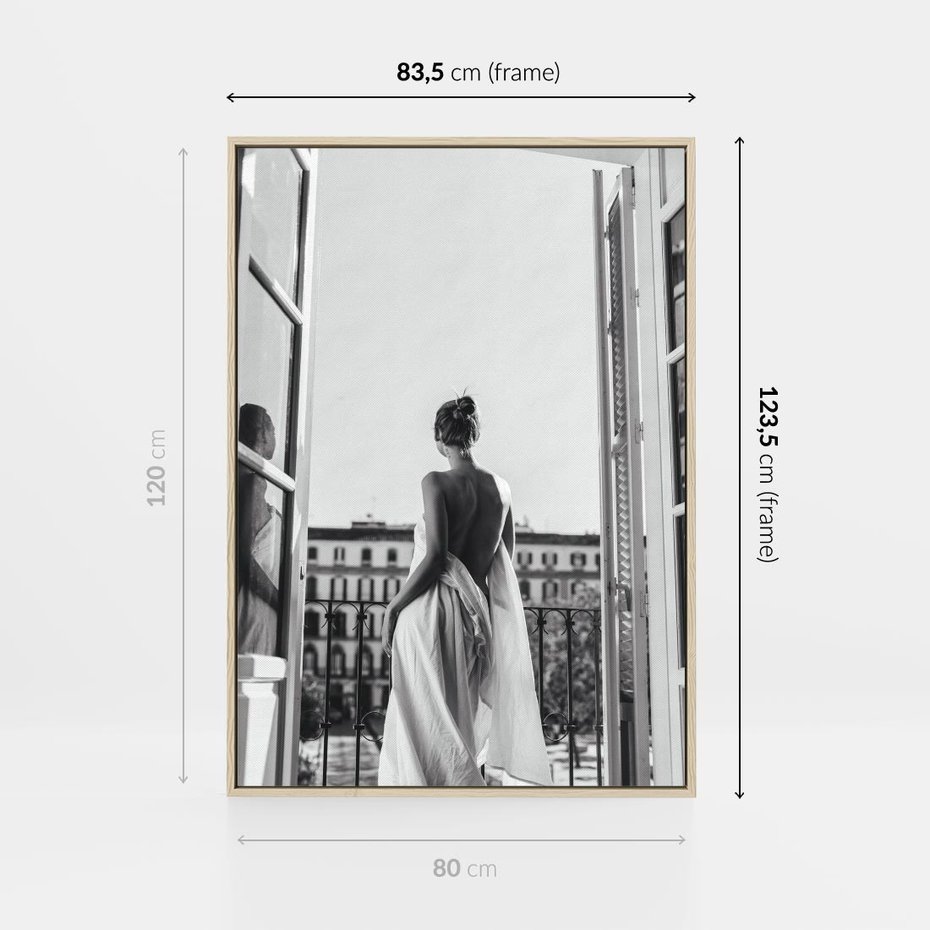 Obraz w ramie 80x120 - Poranki w Paryżu - czarno białe zdjęcie, kobieta w prześcieradle na balkonie - rama drewno