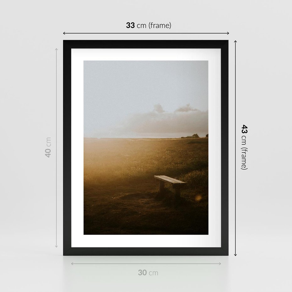 Plakat w ramie 30x40 - Mglisty zachód słońca na ławeczce - mgła, zachód - rama czarna