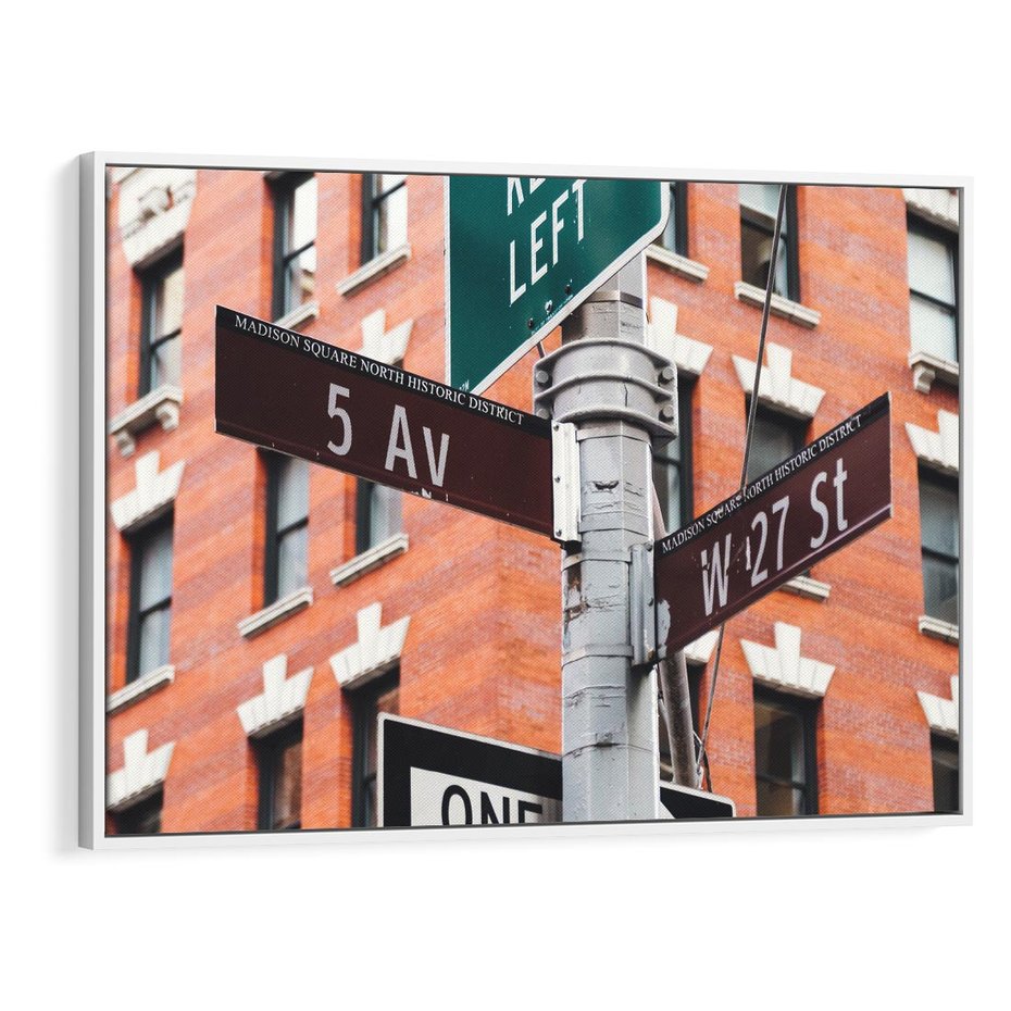 Obraz w ramie 100x70 - Namiastka wielkiego miasta - Nowy Jork, drogowskaz - rama biała