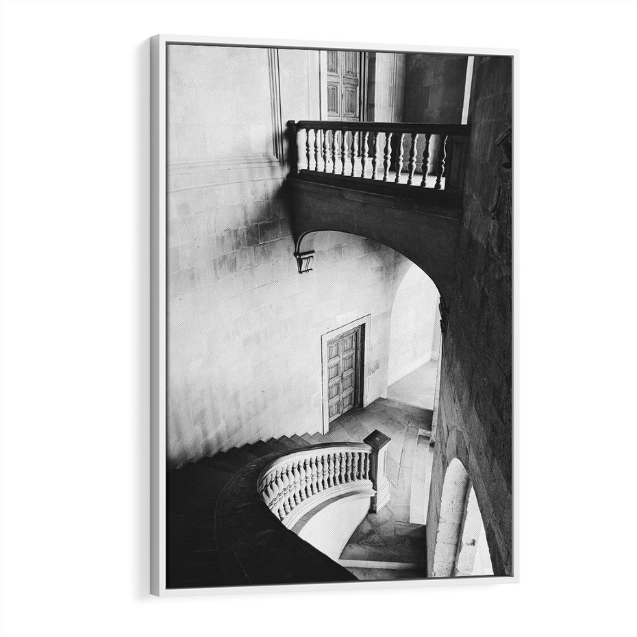 Obraz w ramie 70x100 - Po Schodach w Dół - czarno białą fotgrafia, zakręcone schody w starek kamienicy - rama biała