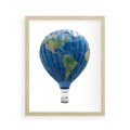 Plakat w ramie 40x50 - Podróżniczy balon nad ziemią - balon, ziemia - rama drewno