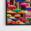 Obraz w ramie 50x50 - Barwna symfonia wyobraźni - fotografia, kolorowe parasolki podwieszone nad ulicą - rama czarna
