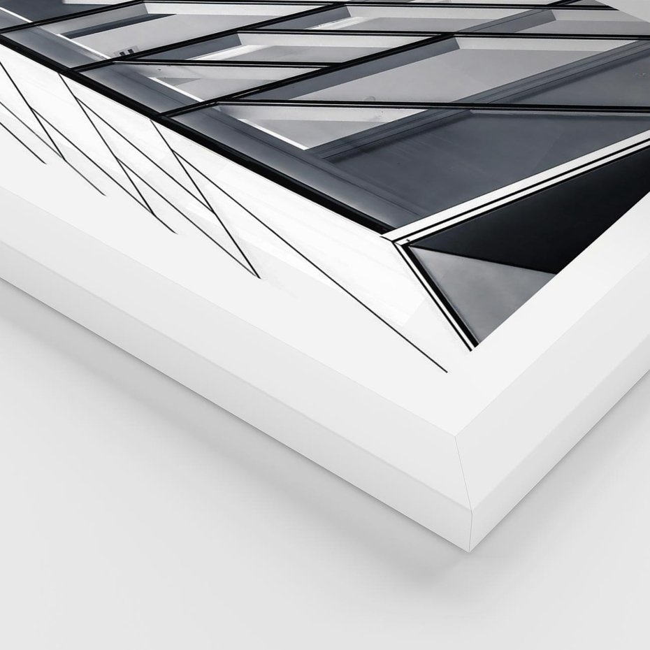 Plakat w ramie 30x40 - Architektura Przyszłości: Czarno-Białe Ujęcie - nowoczesna architektura, czarno białe zdjęcie - rama biała