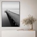 Obraz w ramie 70x100 - Mglista Perspektywa - czarno biała fotografia, drewniany pomost na jeziorze - rama czarna