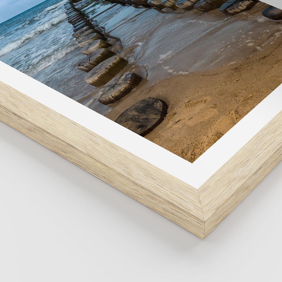 Plakat w ramie 50x70 - Falochron na brzegu morza - falochron, morze - rama drewno