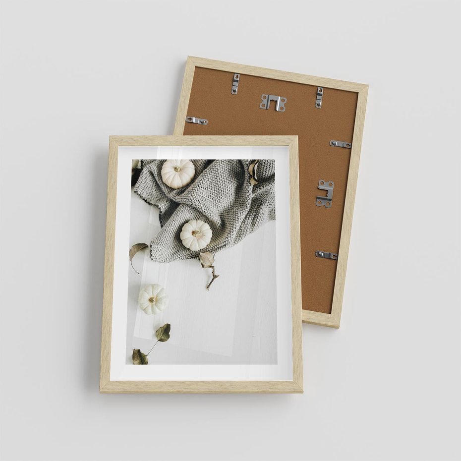 Plakat w ramie 30x40 - Białe Dynie i Przytulny Koc - kompozycja jesienna, białe dynie - rama drewno