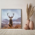 Obraz w ramie 50x50 - Jeleń w Uśpionym Krajobrazie - jeleń na tle gór, ośnieżone góry - rama drewno