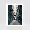 Plakat bez ramy 30x40 - Odkryj tajemnice miasta - uliczka, perspektywa