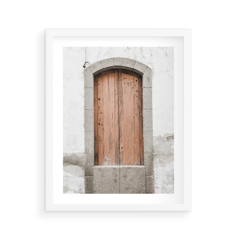 Plakat w ramie 40x50 - Śródziemnomorskie Drzwi Czasu - fotografia starych drzwi, śródziemnomorska architektura - rama biała