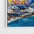 Obraz w ramie 50x50 - Barwne Wybrzeże - nadmorskie miasto na klifie, kolorowe tęczowe budynki - rama biała