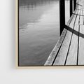 Obraz w ramie 80x80 - Spokojna Przystań - czarno biała fotografia, drewniany pomost na jeziorze - rama drewno