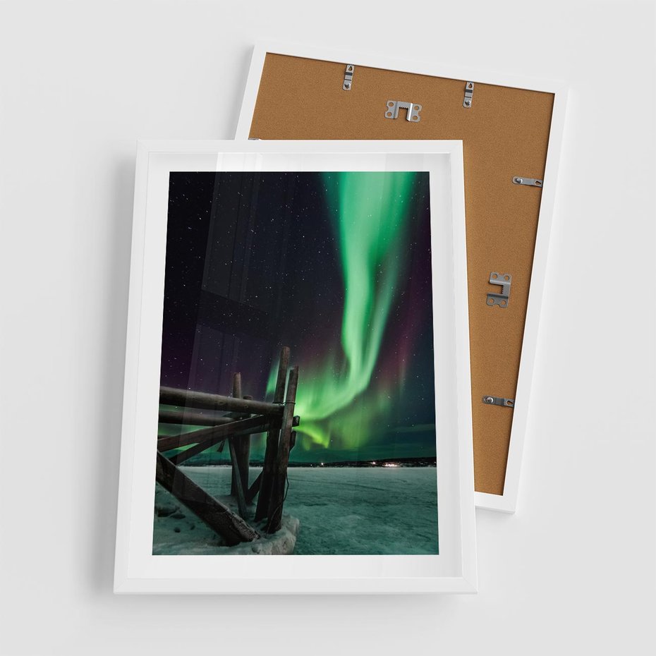 Plakat w ramie 50x70 - Zorza polarna w tajemniczej nocnej przestrzeni - zorza, polarna - rama biała