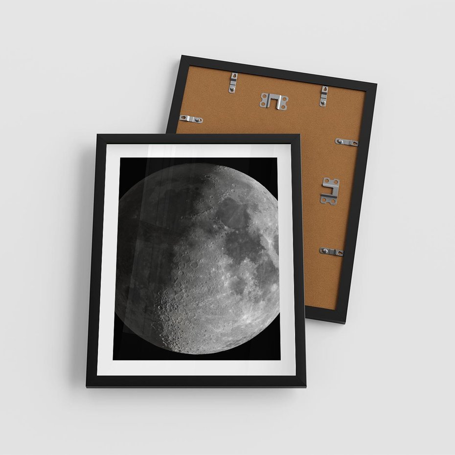 Plakat w ramie 40x50 - Kontrastowy księżyc w czerni i bieli - księżyc, czarno - rama czarna