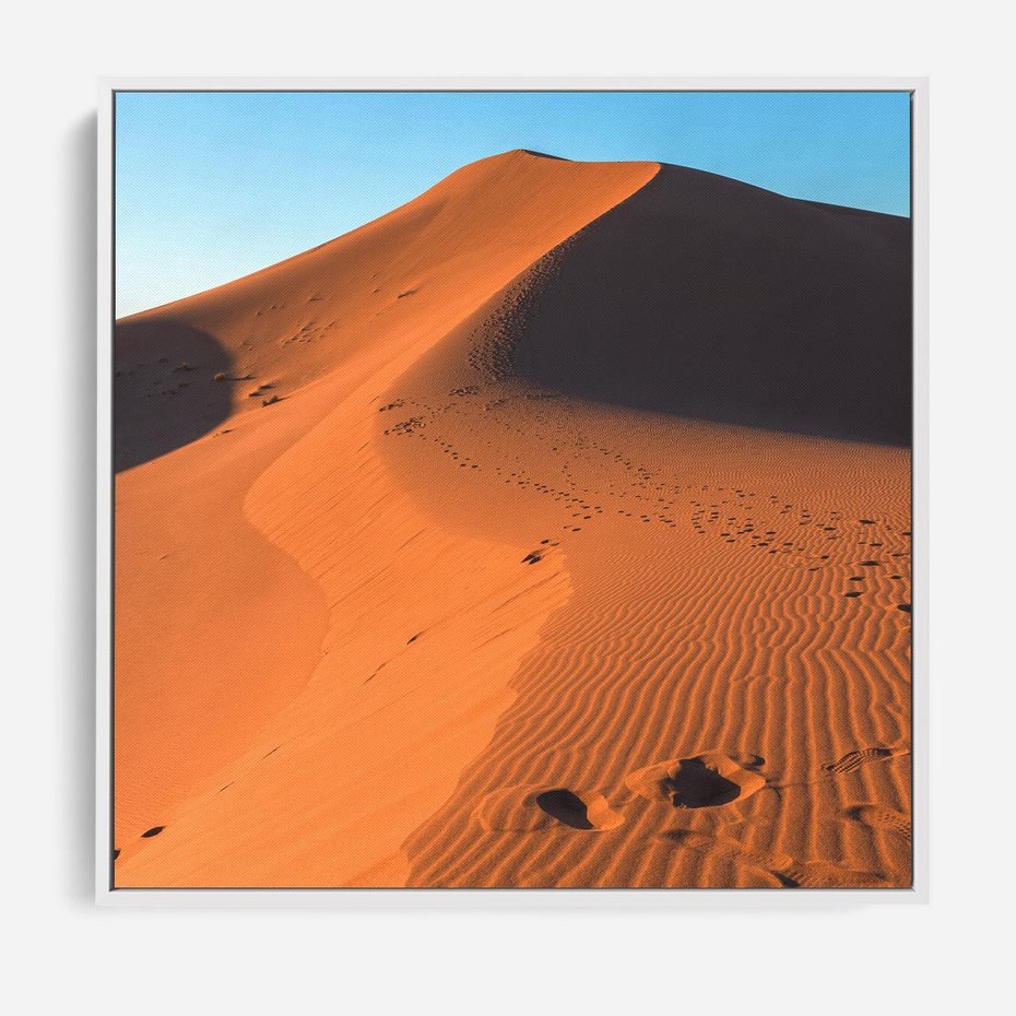 Obraz w ramie 50x50 - Piasek pustyni wędruje - pustynia, piasek - rama biała