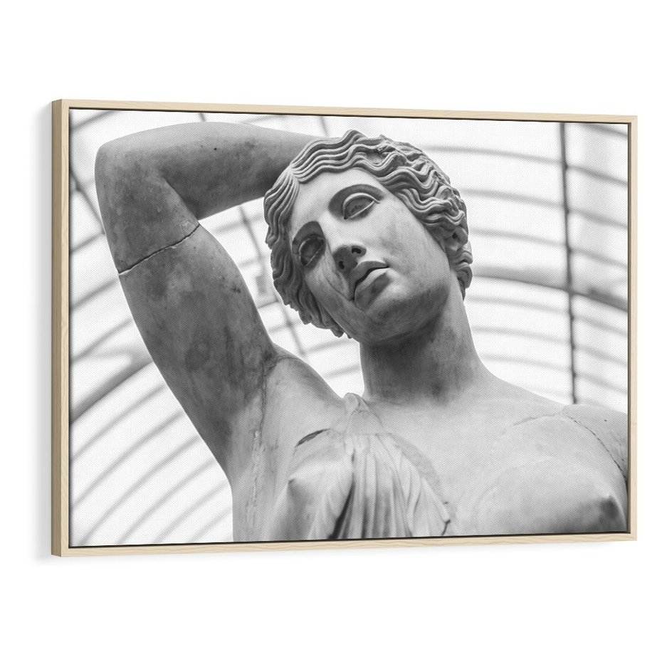 Obraz w ramie 100x70 - Zaklęta w Kamieniu - antyczna rzeźba kobiety na fotografii, czarno biała - rama drewno