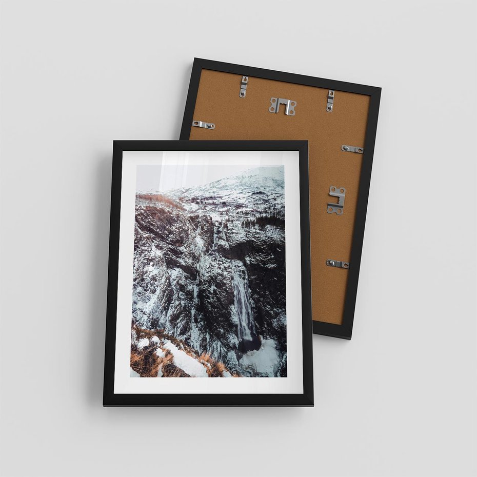 Plakat w ramie 30x40 - Góry w Białym Uroku: Zimowa Sceneria - górski krajobraz, zima - rama czarna