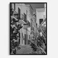 Obraz w ramie 70x100 - Nadmorska Uliczka - czarno białe zdjecie, uliczka w nadmorskim mieście - rama czarna