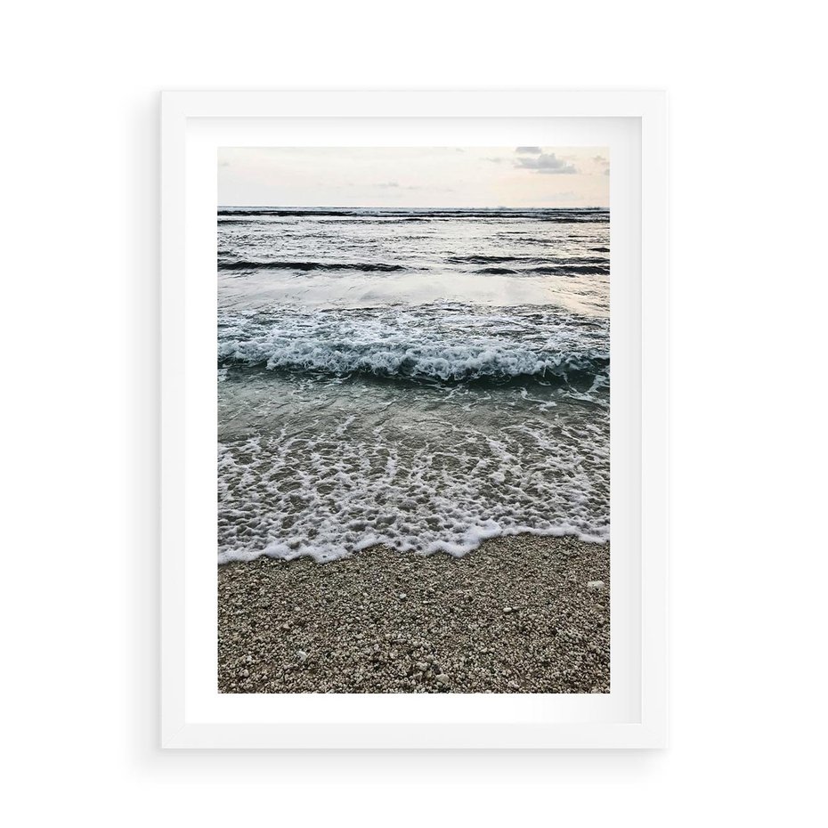 Plakat w ramie 50x70 - Spokojna Plaża - plaża, żwirek - rama biała