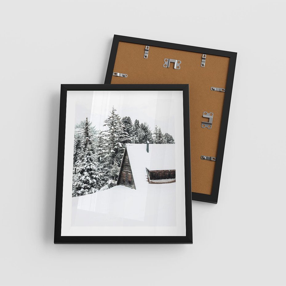 Plakat w ramie 40x50 - Zimowy Urok - śnieg, domek w górach - rama czarna