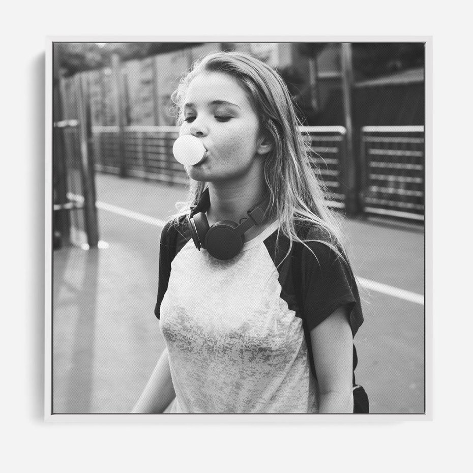 Obraz w ramie 50x50 - Letnia Młodość - nowoczesna fotografia, czarno biała - rama biała