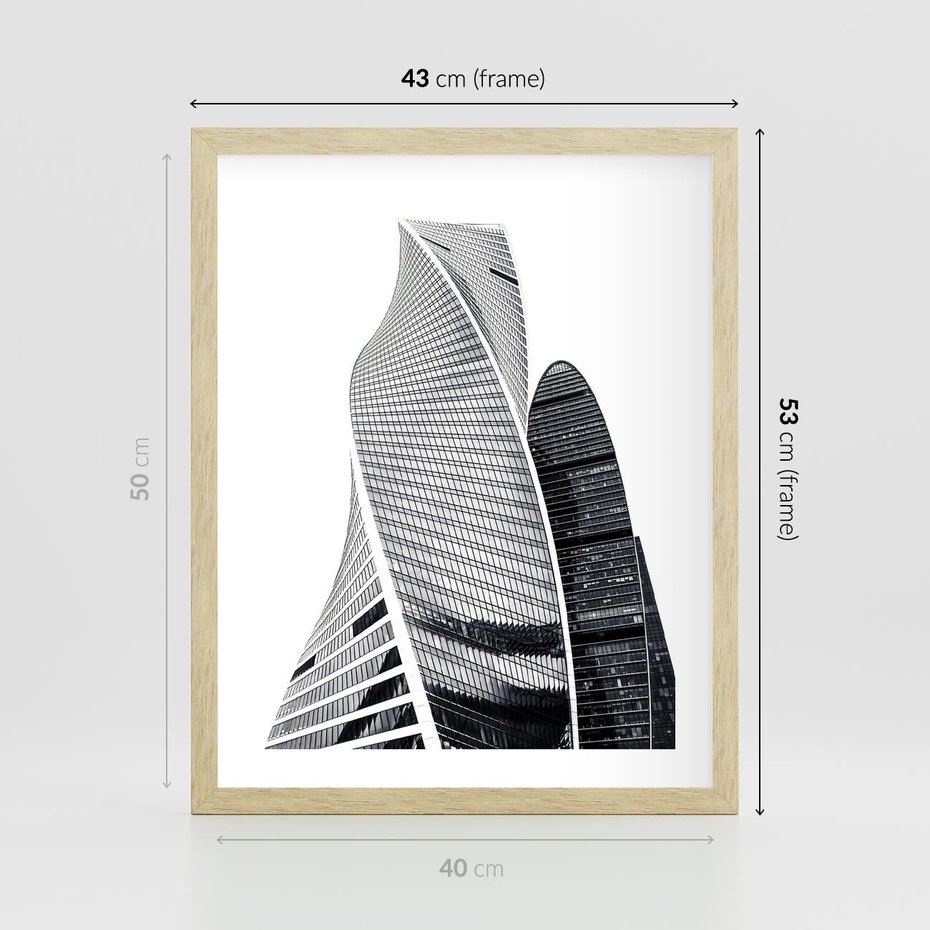 Plakat w ramie 40x50 - Wieżowce z Falistymi Kształtami - nowoczesne wieżowce, czarno biała fotografia - rama drewno