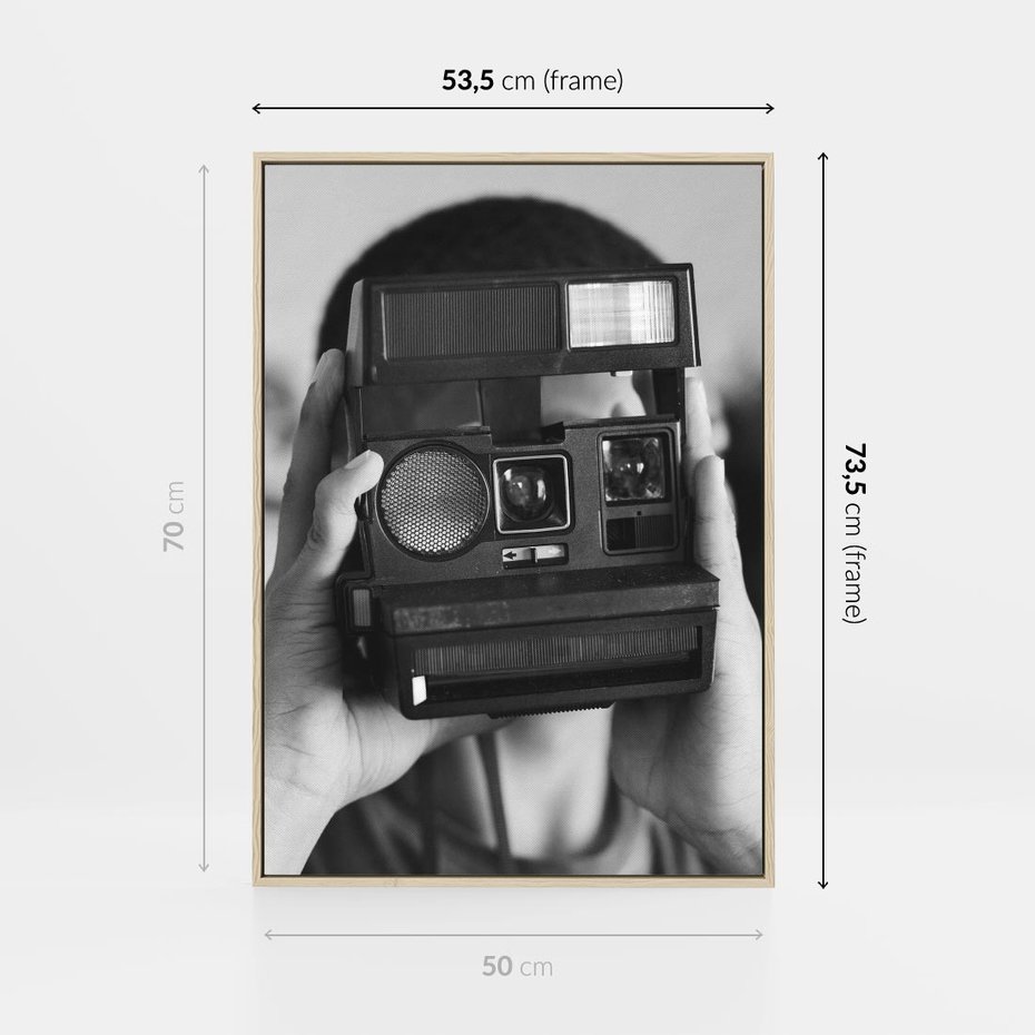 Obraz w ramie 50x70 - Mężczyzna za Aparatem - czarno białe zdjęcie, portret - rama drewno