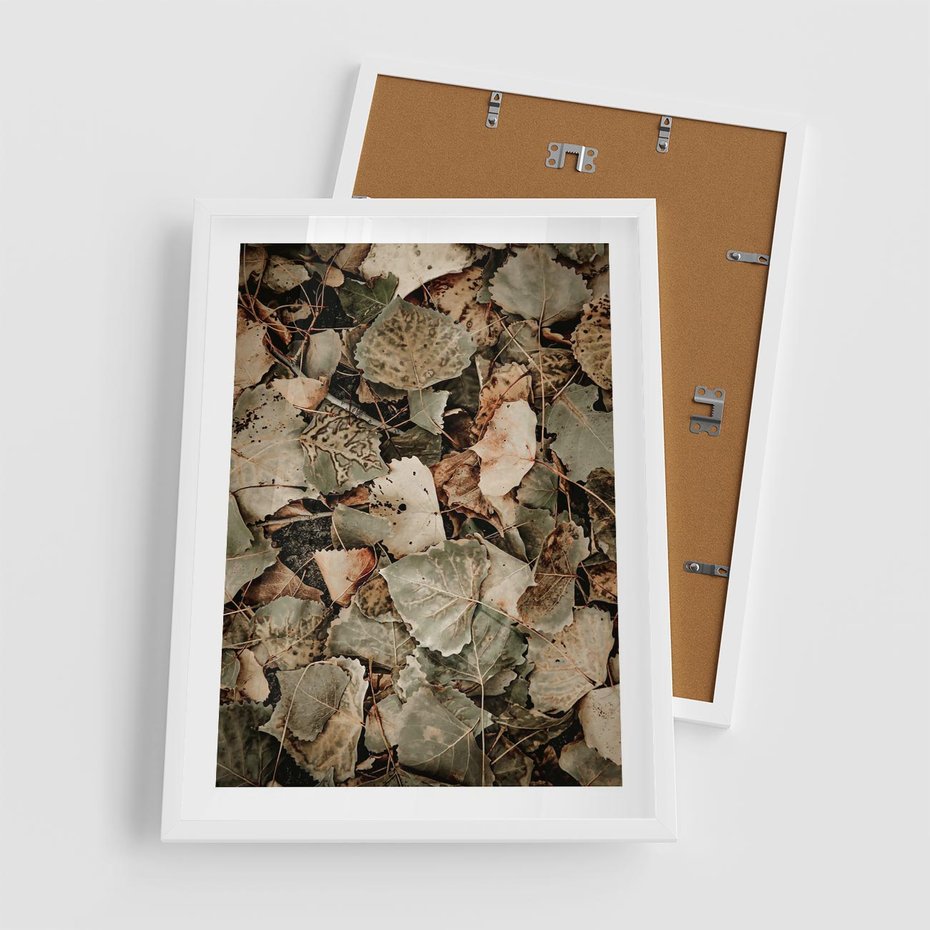 Plakat w ramie 50x70 - Magia Jesiennych Liści - liście, suche liście - rama biała