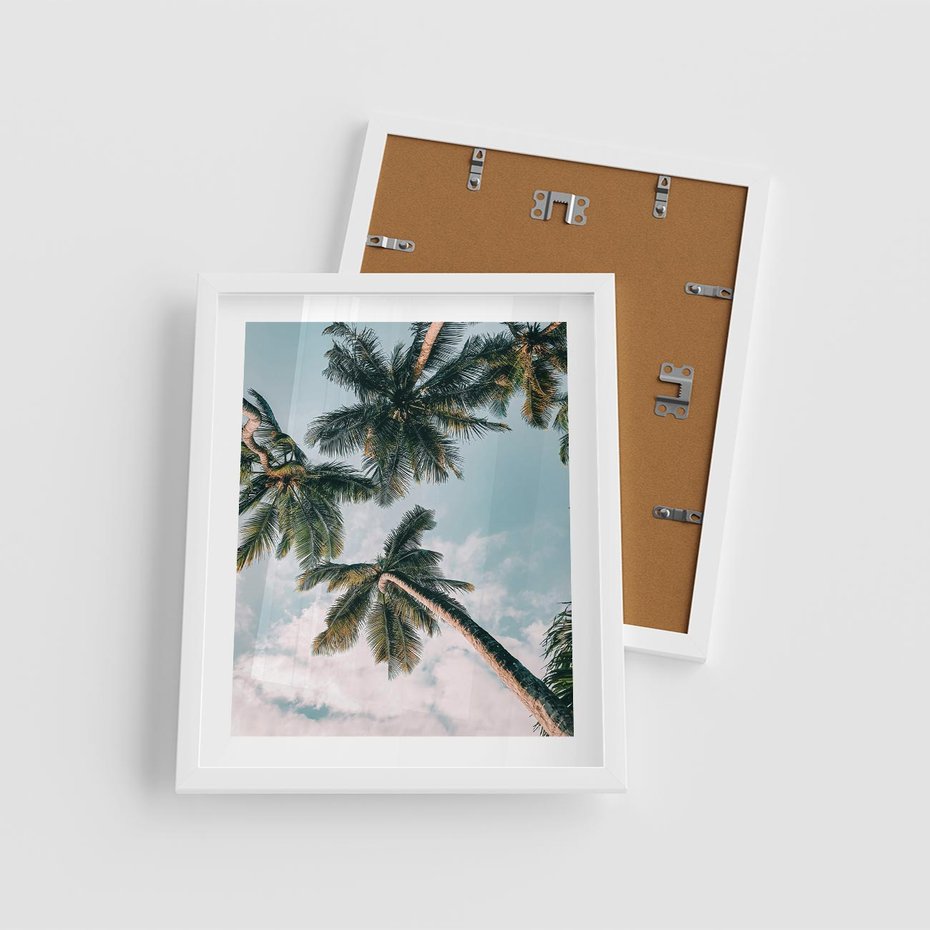 Plakat w ramie 40x50 - Wzrok ku Niebu - palmy na tle nieba, ujęcie z dołu - rama biała