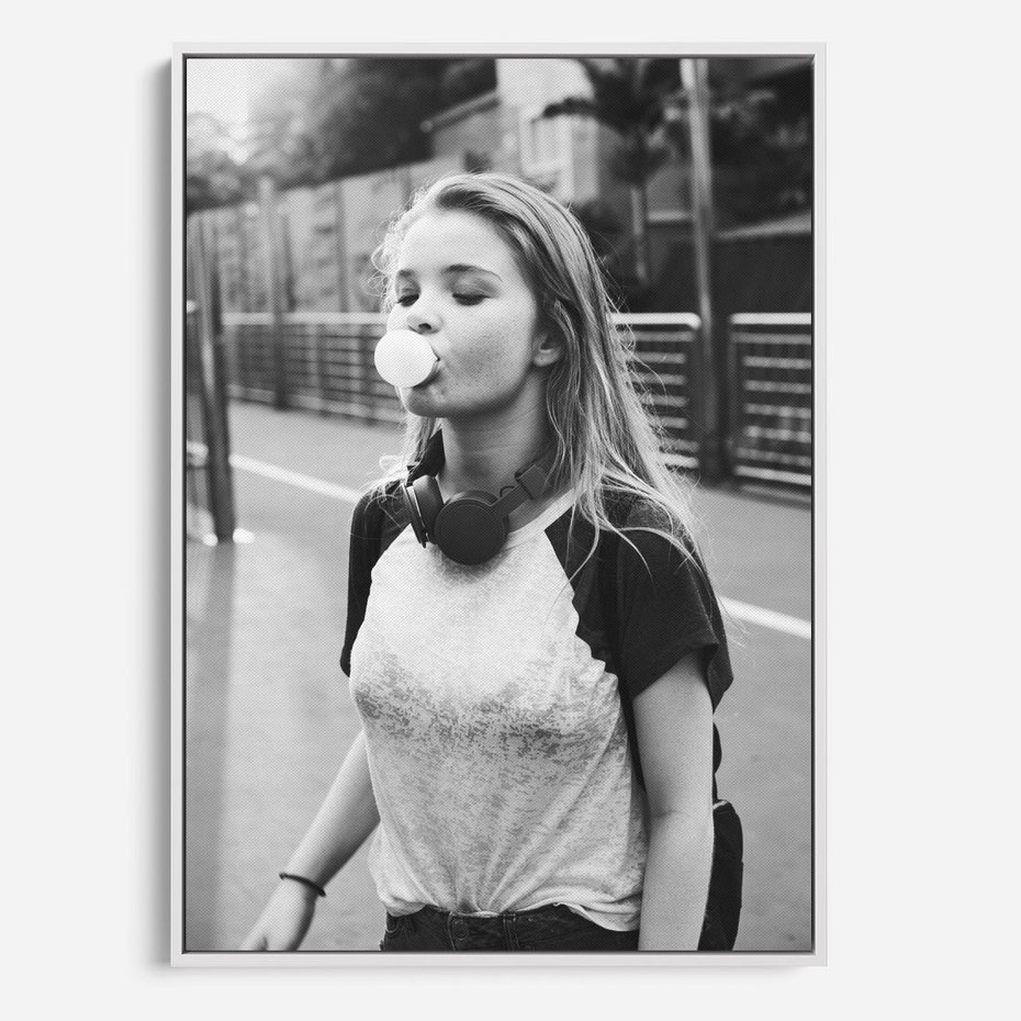 Obraz w ramie 70x100 - Letnia Młodość - nowoczesna fotografia, czarno biała - rama biała