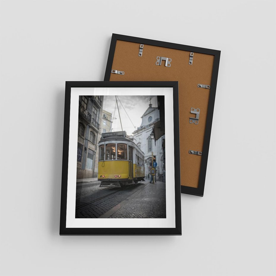 Plakat w ramie 30x40 - Urok tramwajów Lizbony - tramwaj, Lizbona - rama czarna