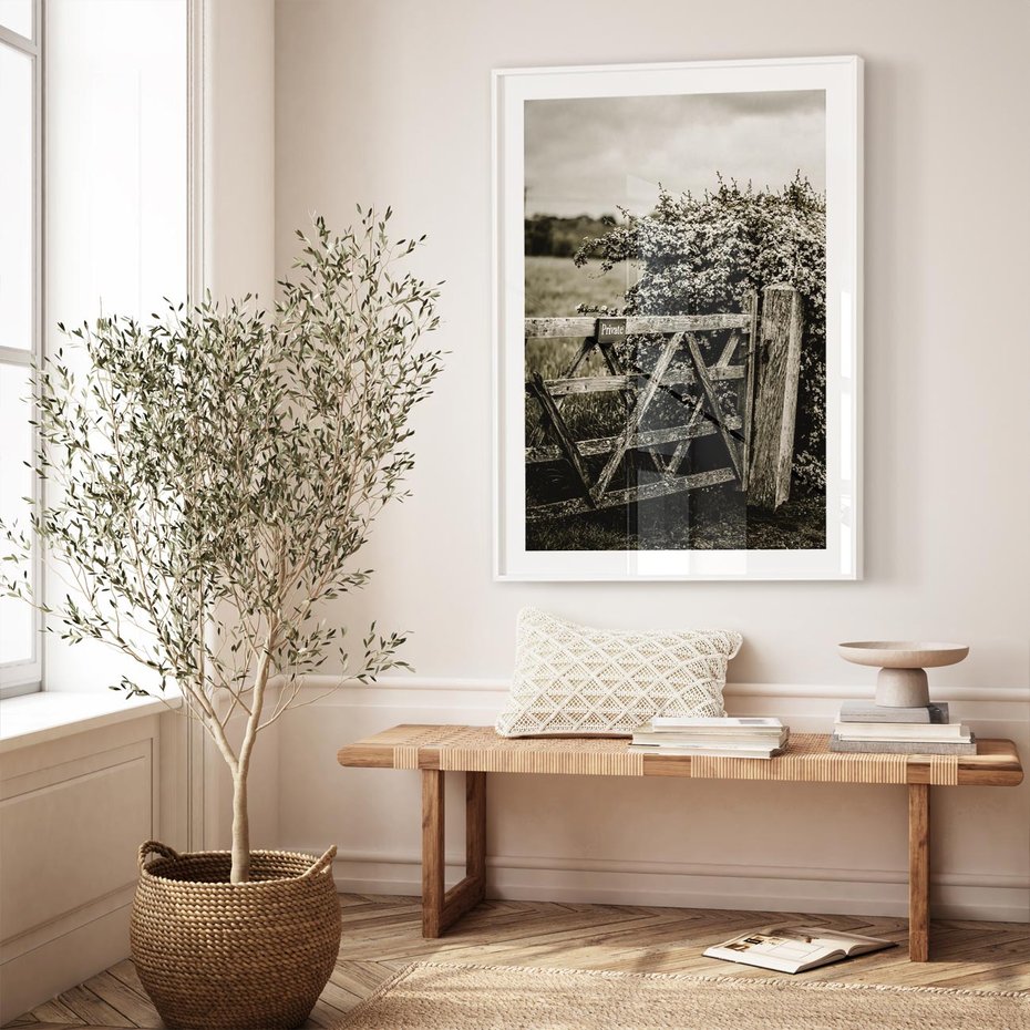 Plakat bez ramy 50x70 - Wiejski Urok: Stary Płot i Kwitnący Krzew - rustykalne zdjęcie, stary płot