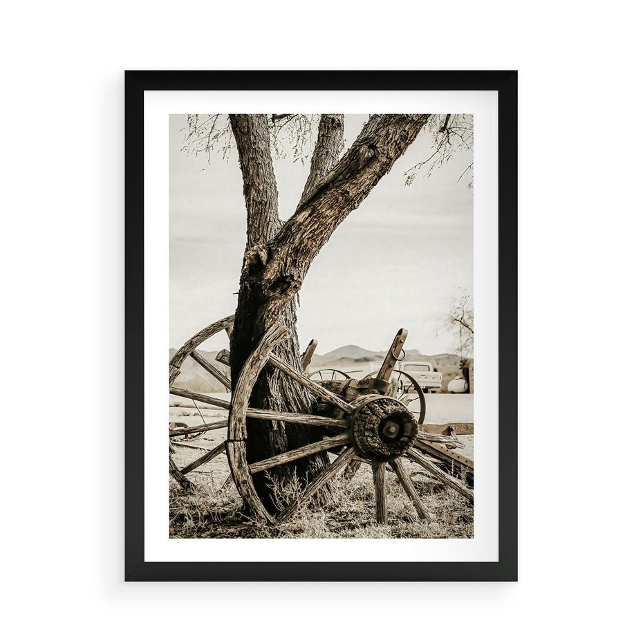 Plakat w ramie 50x70 - Rustykalna Tradycja - koło starego wozu, rustykalny styl - rama czarna