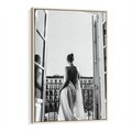 Obraz w ramie 80x120 - Poranki w Paryżu - czarno białe zdjęcie, kobieta w prześcieradle na balkonie - rama drewno