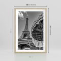 Plakat w ramie 50x70 - Zabawa w Paryżu - czarno białe zdjecie, wieża eiffla - rama drewno