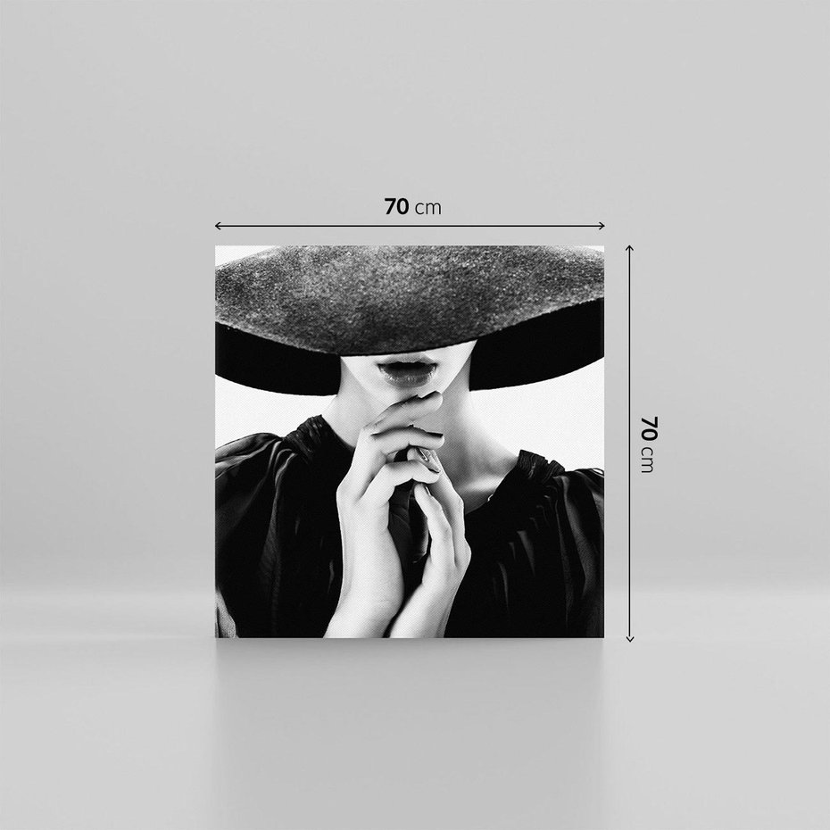 Obraz na płótnie 70x70 - Czarna Elegancja - fotografia czarno biała, zbliżenie portret kobiety w czerni