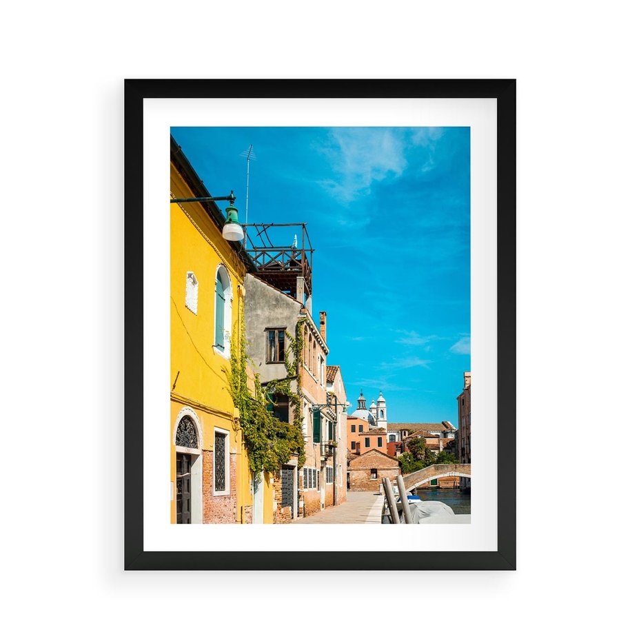 Plakat w ramie 40x50 - Przechadzka w Sercu Miasta - uliczka, perspektywa - rama czarna