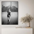Obraz w ramie 70x100 - Kapiel w Mieście - czarno białe zdjęcie, kobieta wchodzi do wody - rama czarna