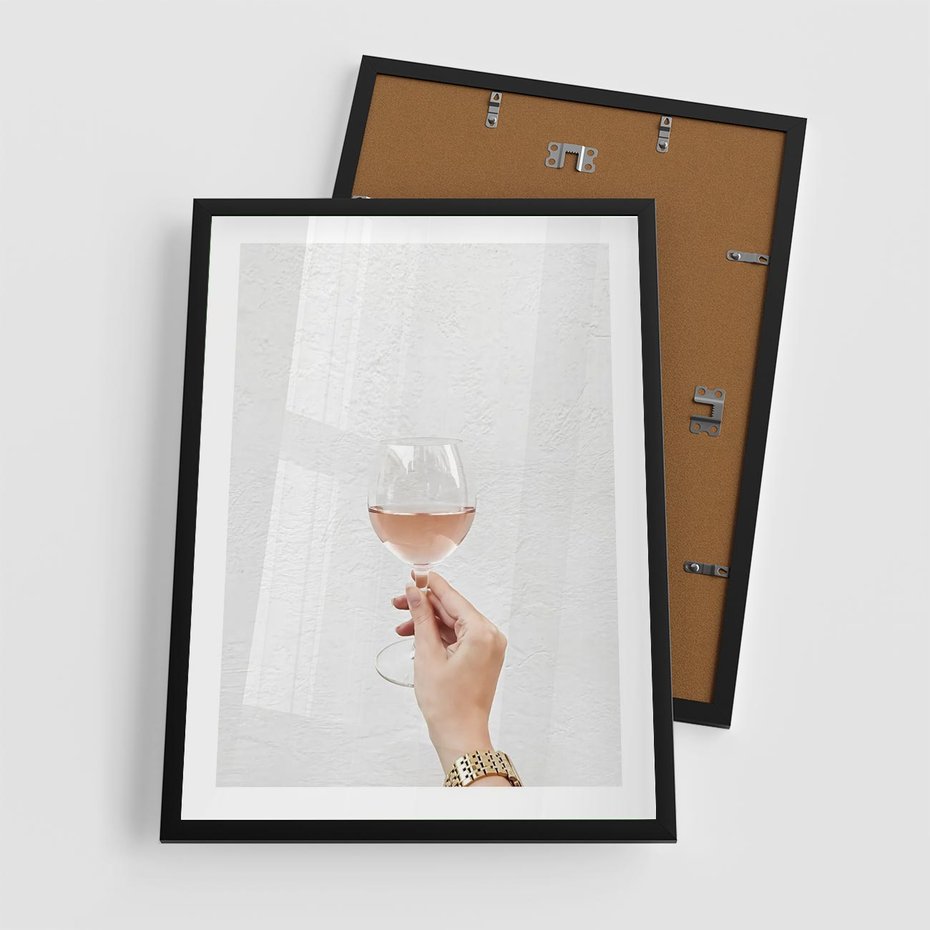 Plakat w ramie 50x70 - Kobieca Dłoń i Różowe Wino - kieliszek różowego wina, kobieca dłoń - rama czarna