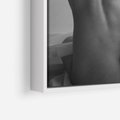 Obraz w ramie 50x70 - Piękno o Poranku - czarno biała fotografia, akt kobiecy - rama biała