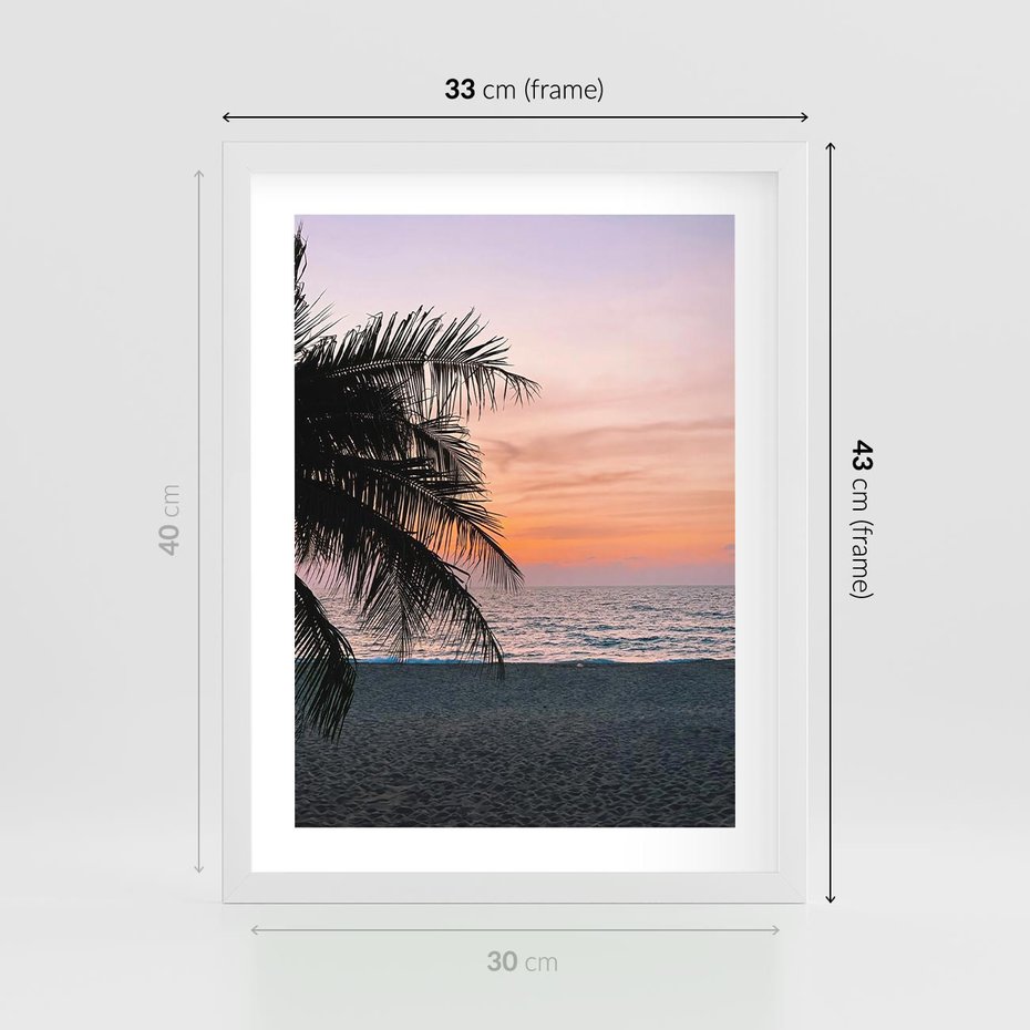 Plakat w ramie 30x40 - Tropikalny Zachód Słońca: Piękno Palmy - palma, nad morzem - rama biała