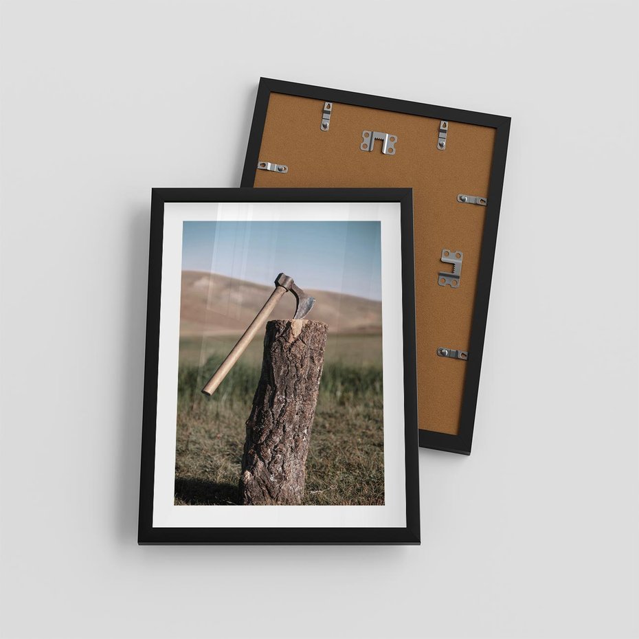 Plakat w ramie 30x40 - Rustykalna Praktyczność: Fotografia Siekiery - rustykalna fotografia, siekiera wbita w pieniek - rama czarna