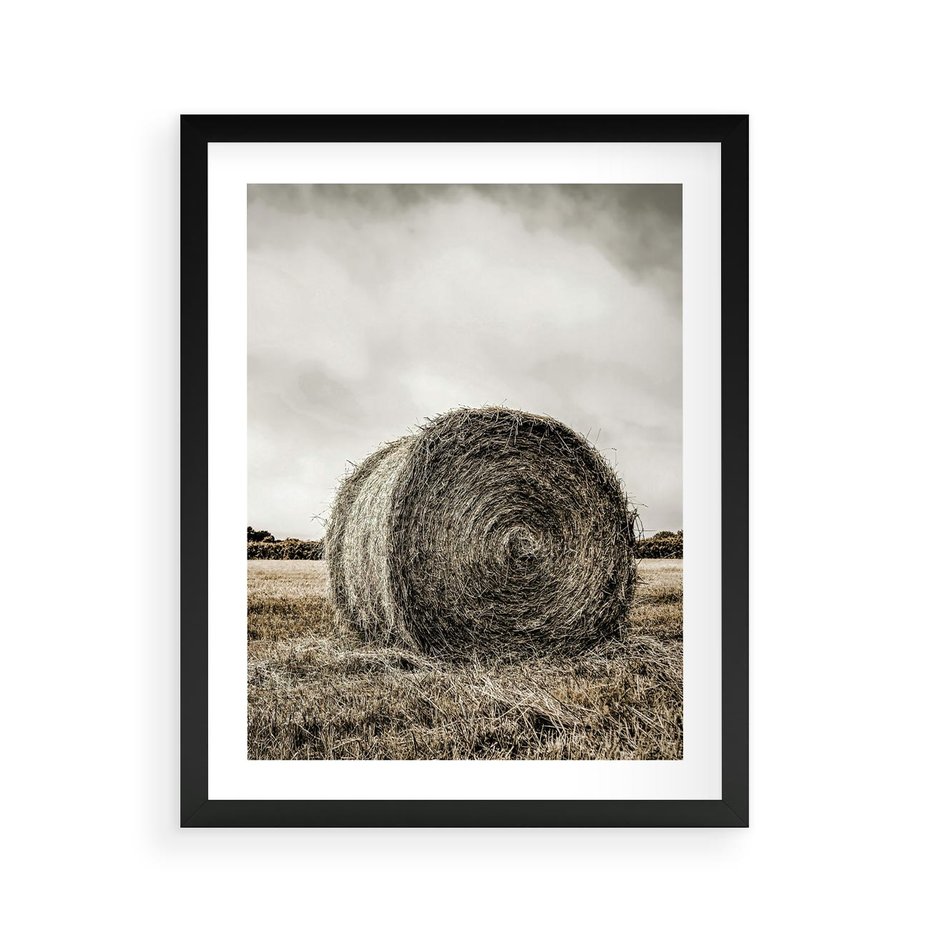 Plakat w ramie 40x50 - Siano w Sepii: Wiejska Tradycja - snopek siana, bela siana - rama czarna
