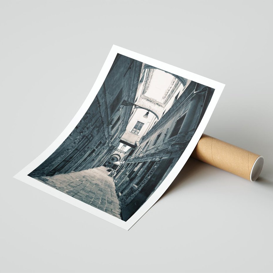 Plakat bez ramy 21x30 - Odkryj tajemnice miasta - uliczka, perspektywa