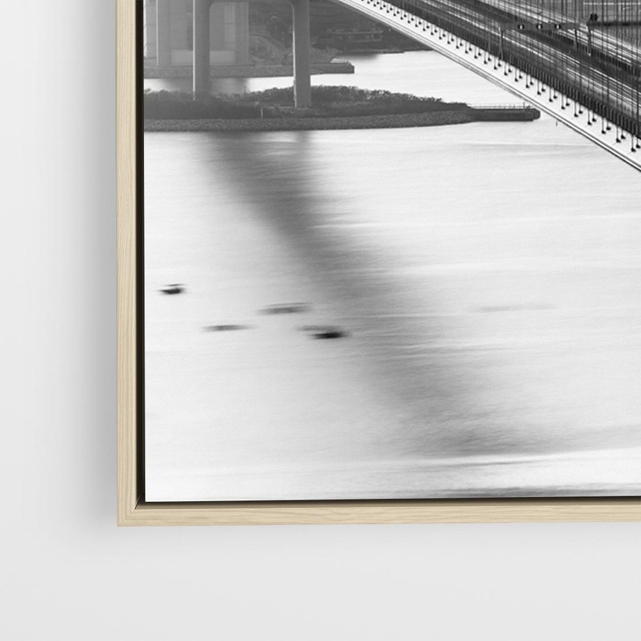 Obraz w ramie 100x70 - Ikona Miasta - most Nowy Jork, czarno biała fotografia - rama drewno