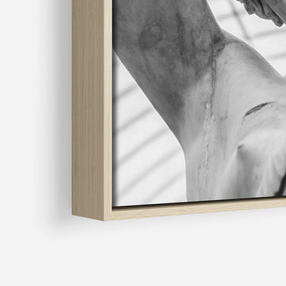 Obraz w ramie 80x80 - Zaklęta w Kamieniu - antyczna rzeźba kobiety na fotografii, czarno biała - rama drewno