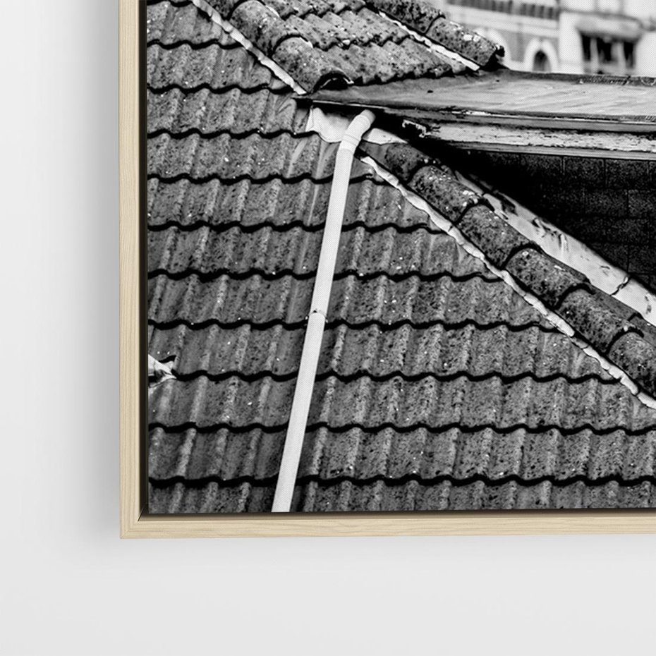 Obraz w ramie 120x80 - Miasto w Retro Odsłonie - fotografia czarno biała, ujęcie na dachy wielkiego miasta - rama drewno