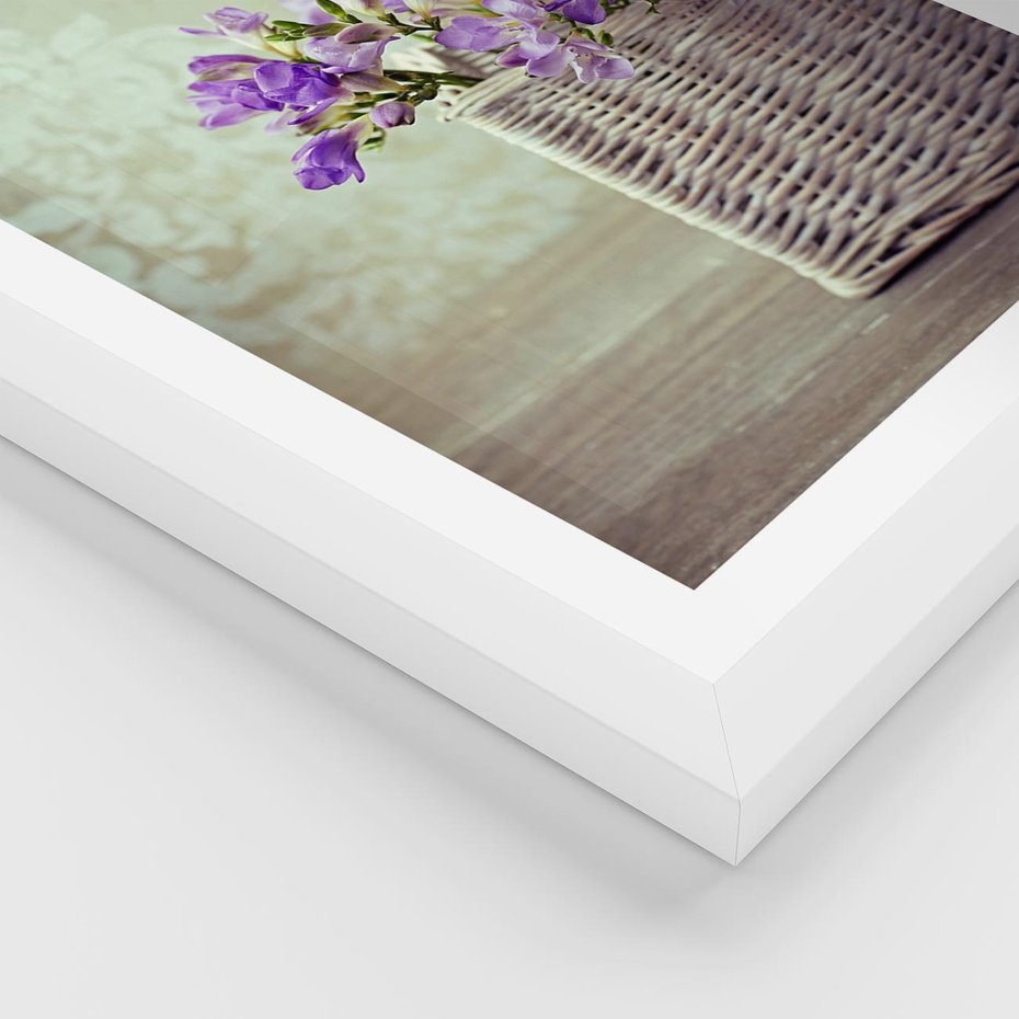 Plakat w ramie 30x40 - Kwiatowy koszyk - kwiaty, koszyk - rama biała