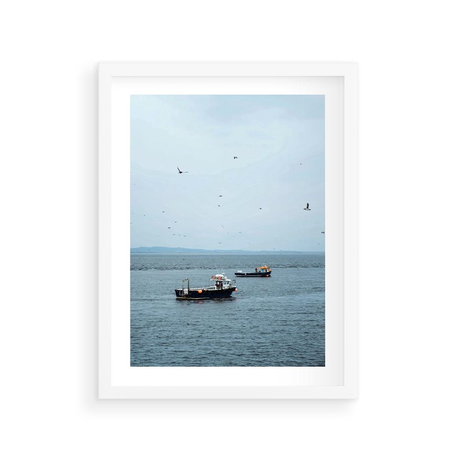 Plakat w ramie 30x40 - Rybacki Urok - morze, kutry rybackie - rama biała